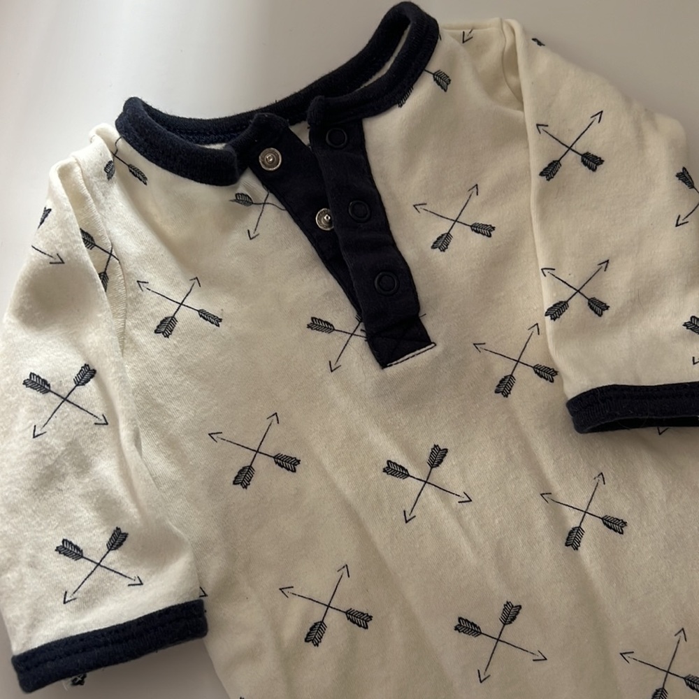 HB Hudson Baby 0-3 month wandering arrow baby onesie